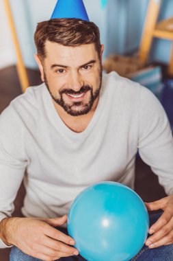 Neşeli neşeli adam Ballon ile oynuyor