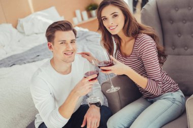 Evde şarap içme çift