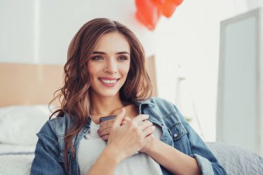 Genç kız bir cep telefonu onun göğüs tutarak etkilendim