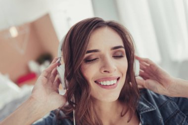 Rahat kız müzik yakın çekim