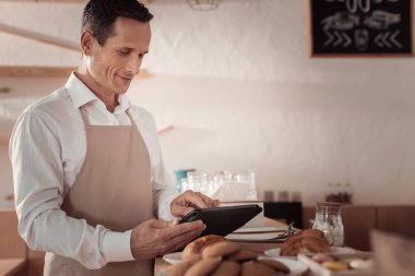 Çalışma memnun akıllı iş adamı