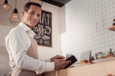 Bir iş çalıştıran neşeli pozitif adam