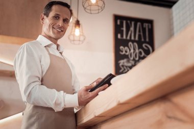 Neşeli iyi adam gülümseyen