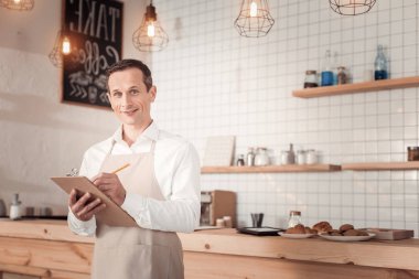 Neşeli iyi adam Not almak