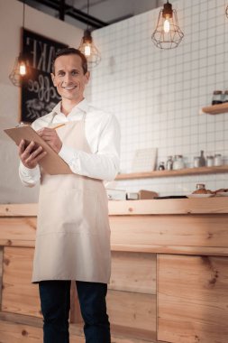 Profesyonel güzel adam bir iş bakıyor