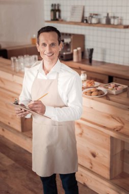 Neşeli pozitif adam sana bakmak