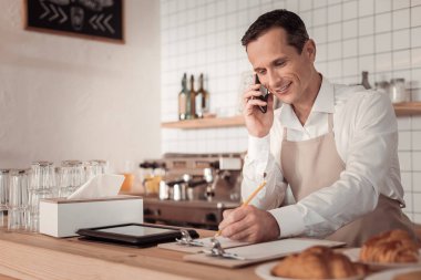 Emir alan güzel neşeli adam