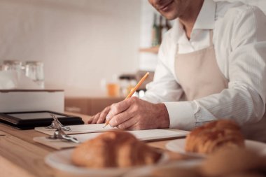 Tezgahın üzerine yalan günlüğünün yakın çekim