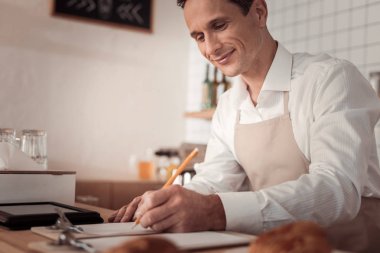 Güzel pozitif adam işini zevk