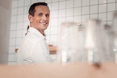 Neşeli pozitif adam işinin başında olacağına