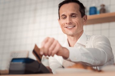 Terminal kullanan güzel pozitif adam