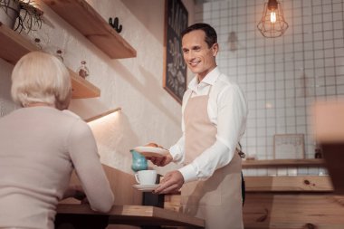 Profesyonel güzel garson kahve getiriyor