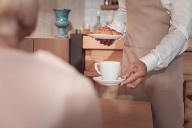 Kafeteryada sunulmakta kahve