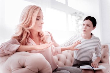 Kanepede oturan ve bırakmak onu psikanalist soran duygusal kadın