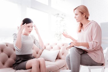 Bir sorunum var ve dikkatle dinlerken onun psikolog açıklayan duygusal kadın