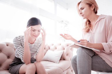 Duygusal kadın bir psikanalist konuşurken gözlerini kapatma