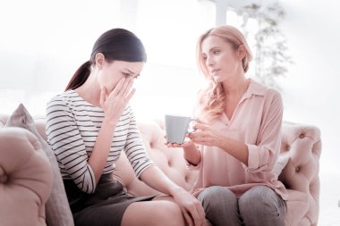 Onu ağlarken görürken müvekkili çay sunan tür psikanalist