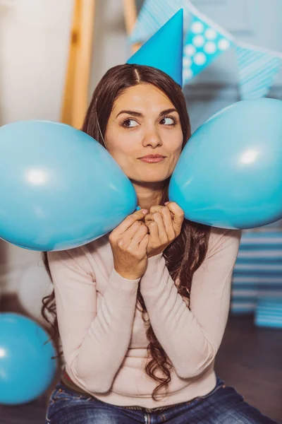 Lycklig entusiastisk kvinna gömmer sig mellan ballonger — Stockfoto