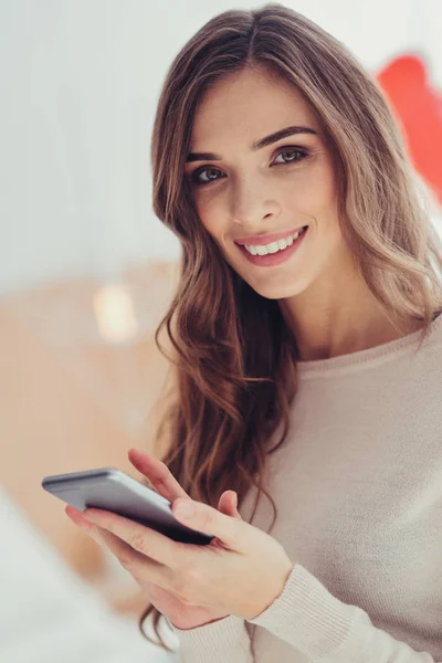 Retrato de menina alegre com um telefone celular — Fotografia de Stock