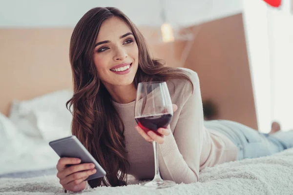 Belle jeune fille appréciant le vin rouge à la maison — Photo