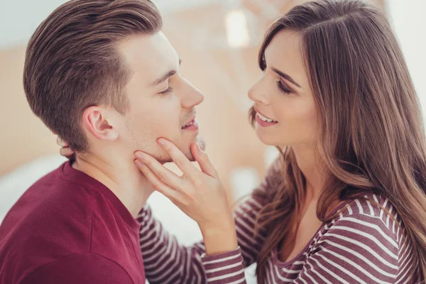 Retrato de casal alegre olhando um para o outro — Fotografia de Stock