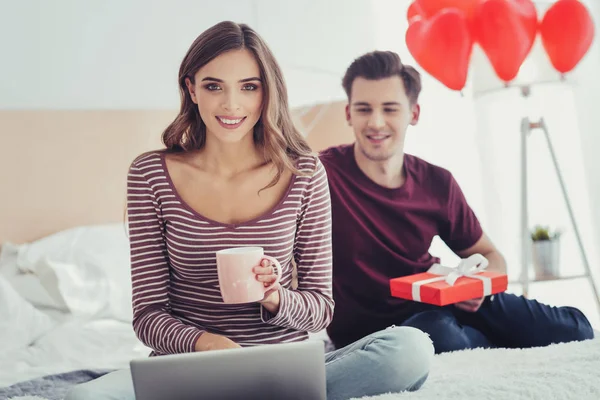 Retrato de chica guapa bebiendo café — Foto de Stock