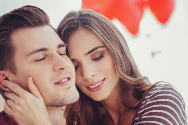 Casal relaxado curtindo a companhia uns dos outros — Fotografia de Stock