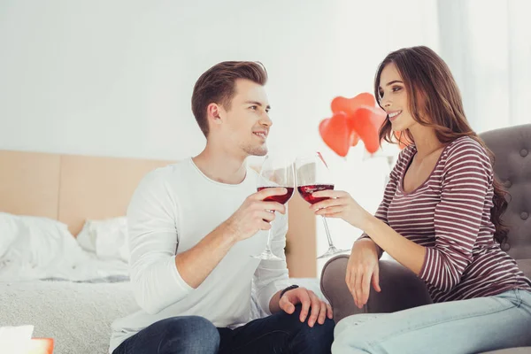 一对可爱的情侣一起喝葡萄酒的腰部 — 图库照片