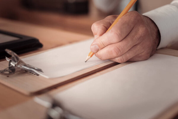 Закрыть желтым карандашом
