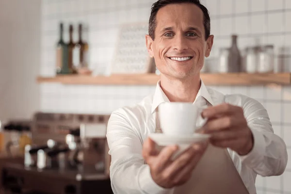 Radostné veselí barista nabízí káva — Stock fotografie