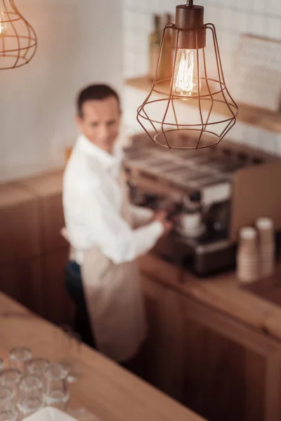 Concentration sélective de la lampe dans le café — Photo