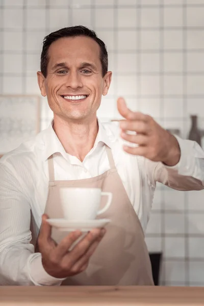 Neşeli mutlu barista kahve kokusu zevk — Stok fotoğraf
