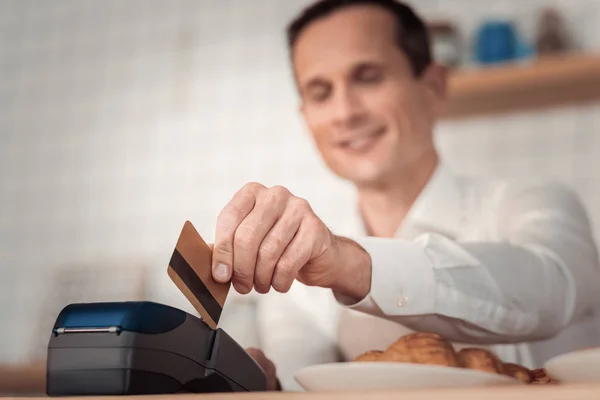 Bir kredi kartı kullanımda olma seçici odak — Stok fotoğraf