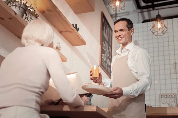 Radosny miły kelner przynosi zamówienia — Zdjęcie stockowe