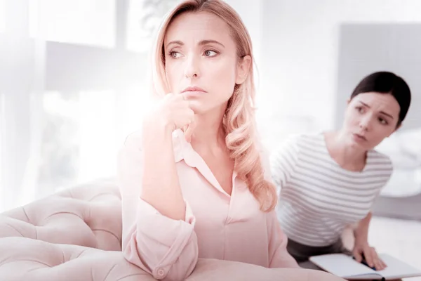 Bezorgd psychoanalyticus kijken naar haar cliënt draaien haar hoofd — Stockfoto