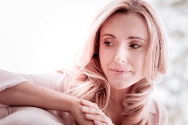 Huzurlu kadın onun psikanalist konuştuktan sonra mesafe içine arıyorum