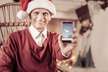 Gülümseyen ve cep telefonunu gösterilen mutlu komuta sizde.