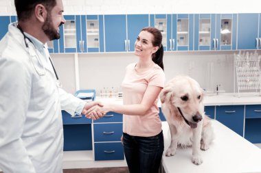 Yakışıklı Doktor ziyaretçi elini sıkarken