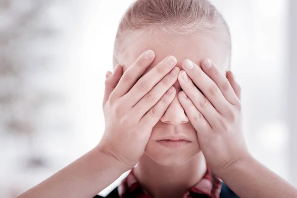 Adolescente menina fechando os olhos enquanto se esconde dos problemas — Fotografia de Stock