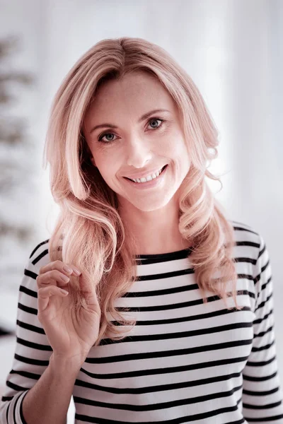 Beautiful young woman smiling and showing her nice haircut — Stock Photo, Image