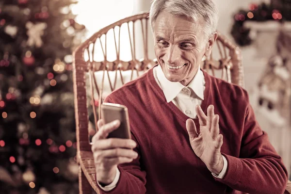 Soddisfatto uomo felice sorridente e guardando il suo cellulare . — Foto Stock