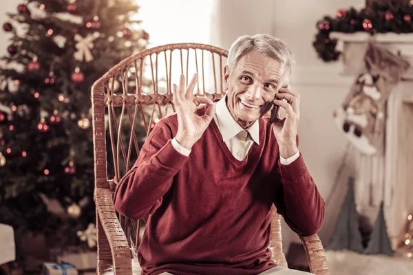 Agradable anciano hombre tener conversación y gesticulación . — Foto de Stock