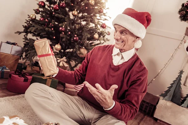 Sorprendido hombre impresionado mirando el presente y regocijándose . — Foto de Stock