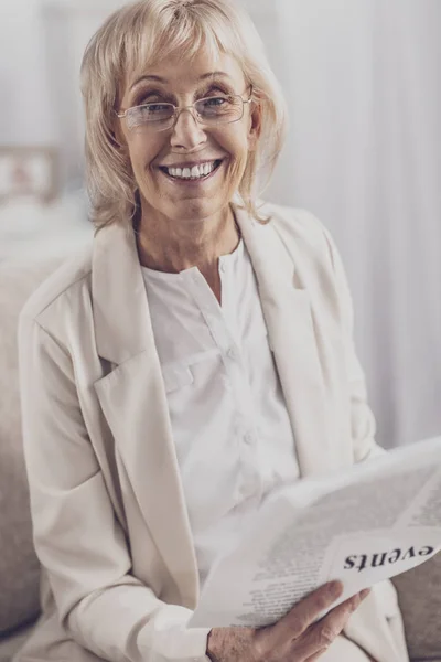 Äldre kvinna som bär vit blus känsla glad — Stockfoto