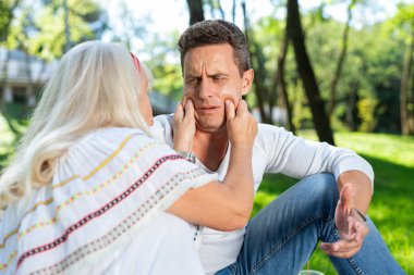 Negatif memnun ciddi erkek onun veli bakarken