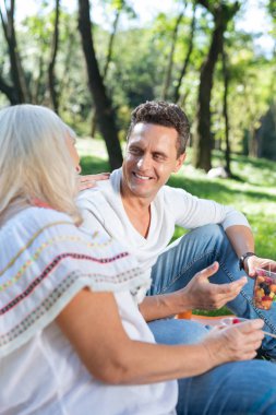 Aktif konuşurken gesticulating neşeli esmer adam