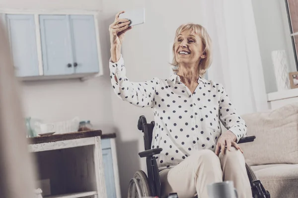 Mulher com deficiência sentindo-se feliz fazendo foto memorável — Fotografia de Stock