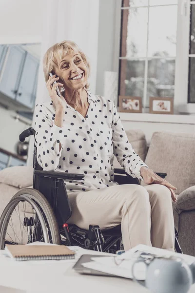 Lachende vrouw gevoel mooie spreken via de telefoon uitgeschakeld — Stockfoto