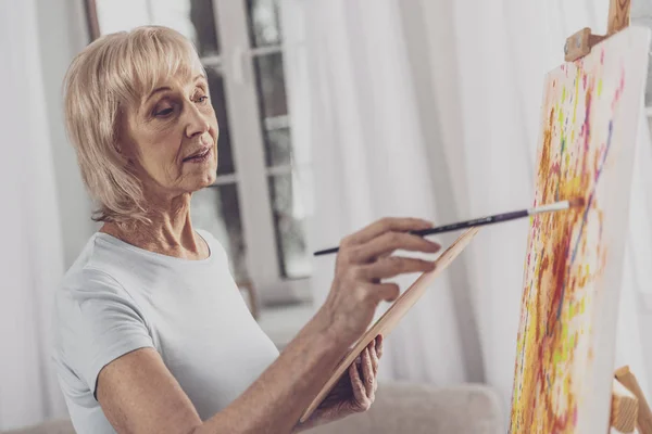 Блондинка-волохата жінка малює у водяних кольорах — стокове фото