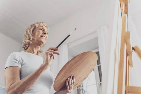 Mujer jubilada inspirada pintando bodegones — Foto de Stock